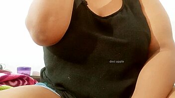 Srilankan lady flaunts her natural boobs for the camera. What a stunning display of curves!