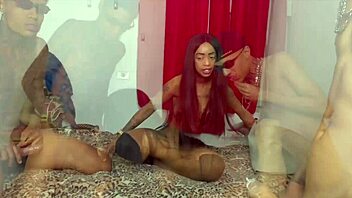 meu amigo bi trouxe a melhor amiga dele pra n�s foder � noite toda fazer surubas fizemos uma putaria gostosa e ele aproveitou que chupou meu pau e eu pensei que tava botando na buceta dela