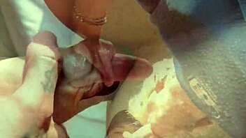 arrombando o novinho junto com o amigo pauzudo, first time workout handjob and cum in mouth