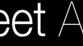 Teen stretches her holes