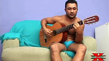 Gata com bunda gigante dá o rabo de presente de natal para o músico da banda - Lucas Crazy 😘