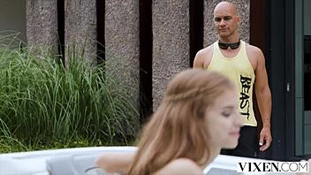 Sportowa Emelie pragnie prywatnego czasu z instruktorem