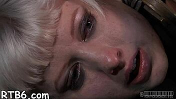 हिम्मतवाली लड़की हॉट गांड पर रफ चुदाई ले रही! 😈💥