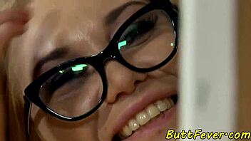 Spex babe gets anally fucked doggystyle by amateur stud