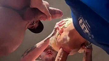 arrombando o novinho junto com o amigo pauzudo, first time workout handjob and cum in mouth