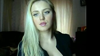 金发俄罗斯婊子在摄像头秀XXX屁股