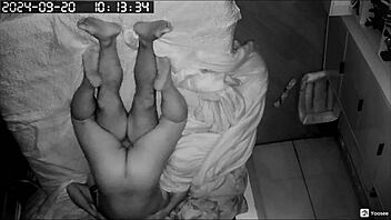 Gizli casus kamera, ağızdan kıça ham sabah gay seksini yakalıyor.