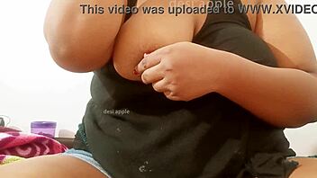 Srilankan lady flaunts her natural boobs for the camera. What a stunning display of curves!