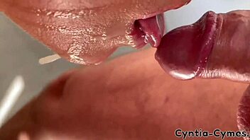 Pušenje kurca dok on gleda porn na laptopu, ogromna ejakulacija puni moja usta