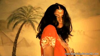 幸福在等着...就看这个可爱宝贝为你裸体跳舞！