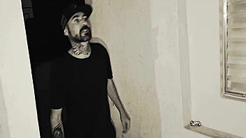 maduro joga dominó com enteada sem calcinha