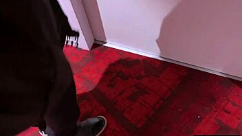 Miksi tämä ranskalainen goth huora tarjoaa ison perseensä monster kullille anaaliin makuuhuoneessa?