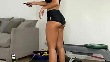 Sol Perez Displays Cameltoe in Detailed Close-Up