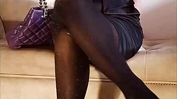 Pee in Shiny Pantyhose for Free? Dare to Watch This Toilet Fetish Clip?