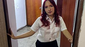 Pastojka se saginje za veliki kurac