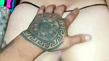 Kurvet skønhed i lingeri forført af mands ven