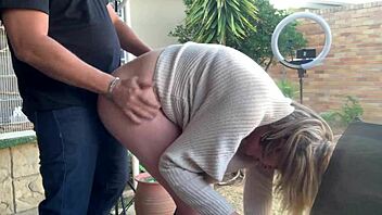 Yo, ruchanie żony przyjaciela na zewnątrz na patio było dzikie!