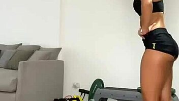 Sol Perez Displays Cameltoe in Detailed Close-Up