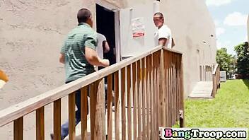 يد جماعية عسكرية في نيك interracial خام