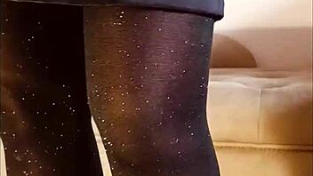 光沢パンティーストッキングにおしっこ？ このトイレフェティシクリップを無料で見て？