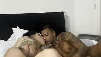 sobrinho chega mais cedo e dar de cara com os tios fudendo