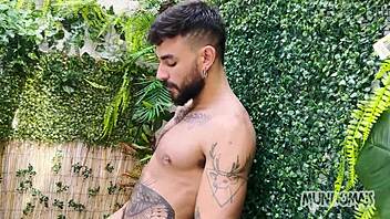 bakom kulisserna på gayvideo med detaljerade knullscener