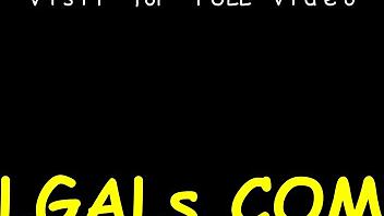 Chatte 18+ de jeune léchée dans une scène mouillée sexy.