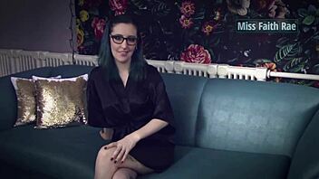 Napete naloge za sužnja z Miss Faith Raes femdom striptease in analnimi navodili