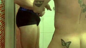 ट्रिंक स्लट ने वर्कआउट बाद जिम शावर में बड़ा लंड चूसा