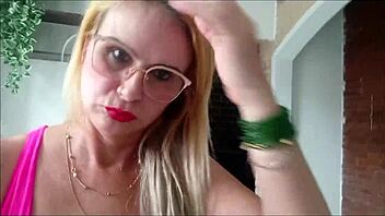 Siririca masturbates secretly in beauty salon with hairbrush