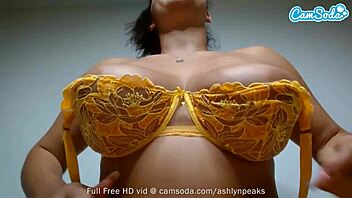 does sexy ebony ashlyn peaks make her pussy drip with dildo on camsoda?
