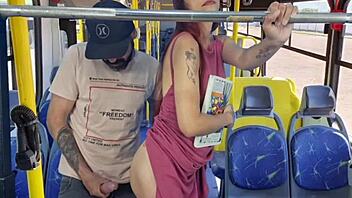 Studentka sehnutá starým mužem ve veřejném autobusu