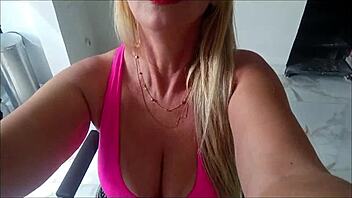 Siririca masturbates secretly in beauty salon with hairbrush