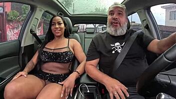 Mulata grandona peituda e rabuda carioca vem dar o cu na carona - Leticia Barberino