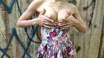 Public Blowjob From Beauty In Dress Showing Herself!