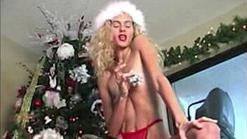 Kurva szopja Mikulás hatalmas ondóját 😍