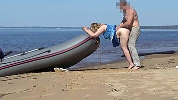 uh, lady tourist an’ boatman gettin’ it on outdoor, ya know?