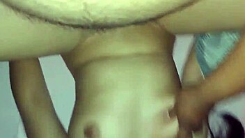 colegiala se despierta para coger, escuchen como gime de placer