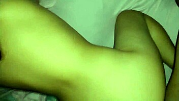 colegiala se despierta para coger, escuchen como gime de placer