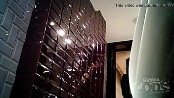 ¡Estoy enganchado espiando ese ano rosado en acción de cámara oculta en baño sucio!