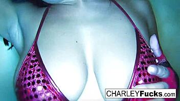 Charley Chase în lenjerie sexy și ciorapi încântători