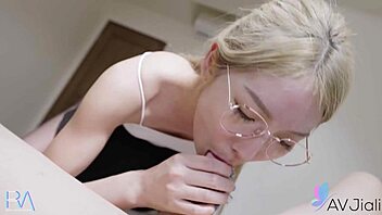 ลี่ จือเหยียน สาวจีนผอม เย็ดแรงกับหนุ่ม