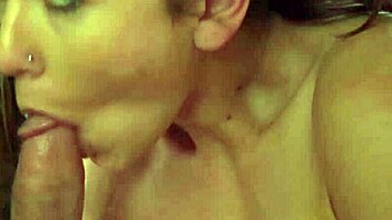 Любительница Маоми Нагазава кончает соло в японском JAV