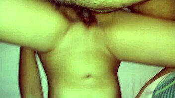 colegiala se despierta para coger, escuchen como gime de placer