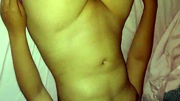 colegiala se despierta para coger, escuchen como gime de placer