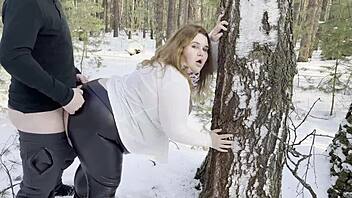 Autostopistă dolofană în leggings de piele suge pulă în pădurea înzăpezită. Apoi oferă fundul suculent pentru futut tare în aer liber!