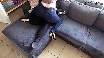 Kawan baik saya datang dengan bontot besar menggodaku dalam jeans