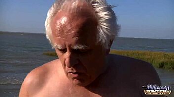 Sıcak Genç 18+ Dedeyi Sahilde Sürüyor. Mükemmel Sakso Sonrası Dölünü Yutuyor!