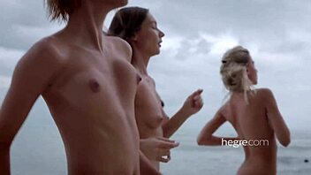 Fyra heta brudar visar allt nakna på nudiststrand