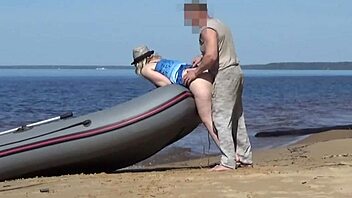 אה, תיירת ולוחם סירה עושים סקס בחוץ, אתה יודע?